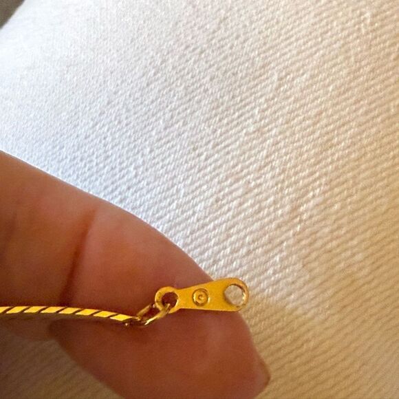 Vintage 80’s Signed Avon Gold Tone “Dramatic Style”Necklace with Red Motif. - Picture 5 of 5